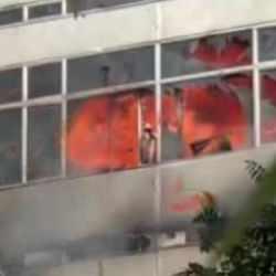 Rusya&rsquo;da korkun&ccedil; yangın: Mahsur kalanların binadan atladığı anlar kamerada!