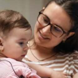 Doğuştan işitme engelli bebek Türkiye'de kısa sürede tedavi edildi