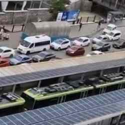 Bursa&rsquo;da &ccedil;ileden &ccedil;ıkaran g&ouml;r&uuml;nt&uuml;! Yolu kesip halay &ccedil;ektiler