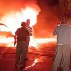 İ&ccedil;erisinde 4 kişinin bulunduğu seyir halindeki ara&ccedil; alev topuna d&ouml;nd&uuml;