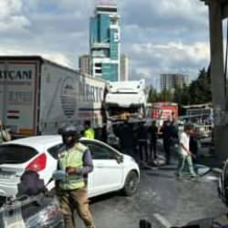 İstanbul'da feci kaza: Tır k&ouml;pr&uuml;n&uuml;n ayağına &ccedil;arptı!