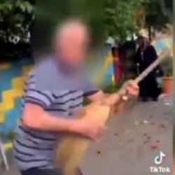 Köpeksever kadın mahalleliyle kavga etti: Aslında size köpek gibi muamele yapmak lazım