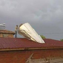 Minarenin kopan k&uuml;lahı garajın &ccedil;atısına saplandı! 