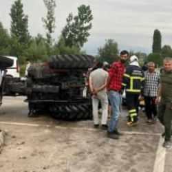 Niksar'da trakt&ouml;r ile otomobil &ccedil;arpıştı : 2 yaralı