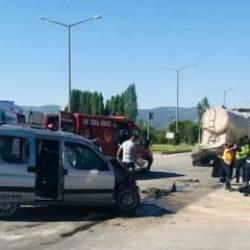 Otomobilin tankere &ccedil;arptığı feci kazada 2 kişi &ouml;ld&uuml;, 1 kişi yaralandı