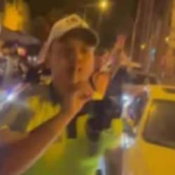 Trafik polisi vatandaşın galibiyet coşkusuna &uuml;&ccedil;l&uuml; &ccedil;ektirerek ortak oldu