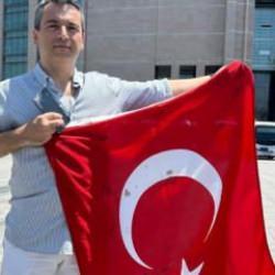 Kanlı Türk bayrağını torunları için saklıyor