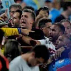Copa Amerika'dan elenen Uruguaylı futbolcular taraftara saldırdı