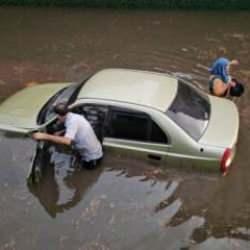 Aydın&rsquo;da sağanak! Alt ge&ccedil;it g&ouml;le d&ouml;nd&uuml;, otomobil sulara g&ouml;m&uuml;ld&uuml;