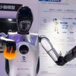 Çin'in sınırları zorlayan projesi: Bu robot mutlu olup kızabiliyor!
