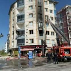 Evde, Alzheimer hastasının odasında &ccedil;ıkan yangında 6 kişi dumandan etkilendi