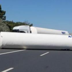 Gaz yüklü tanker yola devrildi, TEM otoyolu trafiğe kapatıldı!