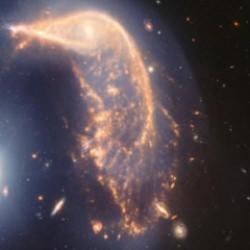 İç içe geçmiş 2 galaksi görüntülendi