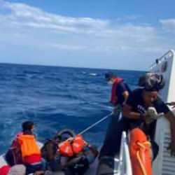 İzmir açıklarında düzensiz göçmen hareketliliği! 12 göçmen kurtarıldı, 62'si yakalandı