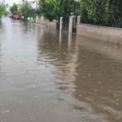 İzmir sağanağa teslim: Cadde ve sokaklarda suyla doldu