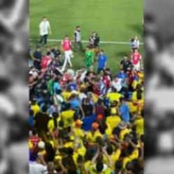 Maç karıştı: Ünlü futbolcu taraftarı yumrukladı