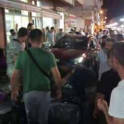 Korkunç anlar! Kahvehanenin önünde oturanların arasına otomobil daldı!