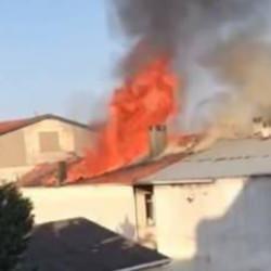 Pendik'te korkutan yangın! &Ccedil;atısı alevlere teslim oldu