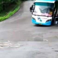 Şoför, otobüsten düştü, yolcu otobüsü dehşet saçtı