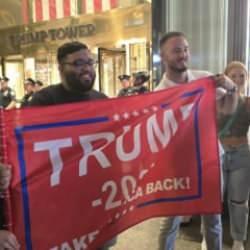 Trump destekçileri Trump Tower önünde toplandı