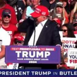 T&uuml;m d&uuml;nya bu g&ouml;r&uuml;nt&uuml;leri konuşuyor! İşte Trump'ın mitingine saldırı d&uuml;zenlendiği anlar