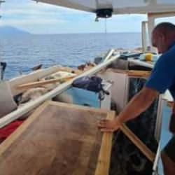 Yunan unsurları haddi aştı! T&uuml;rk balık&ccedil;ının teknesini par&ccedil;aladılar...