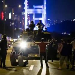 15 Temmuz Destanı'nın yıl d&ouml;n&uuml;m&uuml; gazete manşetlerinde! Hangi gazete nasıl g&ouml;rd&uuml;?