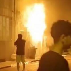 Alevler geceyi aydınlattı! 4 katlı binada yangın paniği