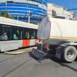 G&uuml;ng&ouml;ren'de otomobil tramvaya &ccedil;arptı!