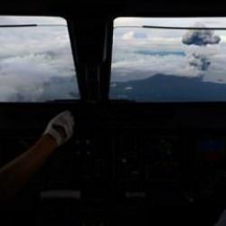 Japonya&rsquo;da yanardağıdaki volkanik hareketlilik kokpitten g&ouml;r&uuml;nt&uuml;lendi