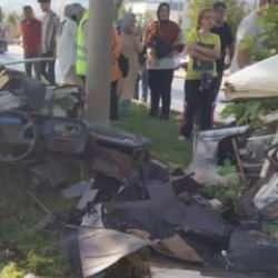 Kahramanmaraş'ta feci kaza: Direğe çarpan otomobil ikiye bölündü!