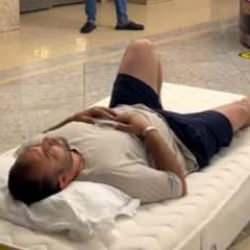 5 yıldızlı otelde ilginç olay! Yatağını otel yemekhanesine taşıdı