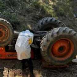 K&uuml;tahya'da feci kaza: Devrilen trakt&ouml;r&uuml;n s&uuml;r&uuml;c&uuml;s&uuml; &ouml;ld&uuml;!