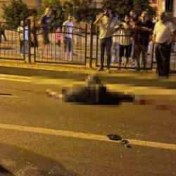 Lastiği patlayan otomobil bariyerlere &ccedil;aptı: 1 &ouml;l&uuml;, 2 yaralı