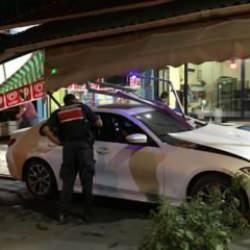 L&uuml;ks otomobil, kahvehaneye daldı: 2 yaralı