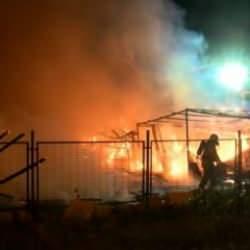 Sancaktepe’de ahır ve kümes alev alev yandı