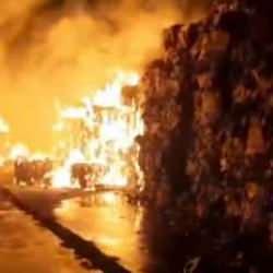 S&ouml;ke Kağıt Fabrikasında yangın devam ediyor! Yanardağ g&ouml;r&uuml;n&uuml;m&uuml; aldı