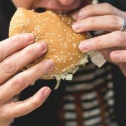 Yeme isteği duygusal olabilir! Duygusal yeme davranışını 5 soru ile tespit edin