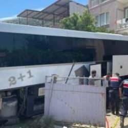 Yolcu otobüsü eve çarptı: Ölü ve yaralılar var!
