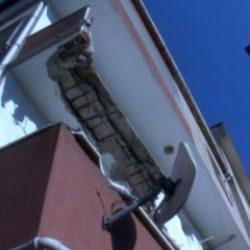 Bayrampaşa'da bir binanın balkonu çöktü