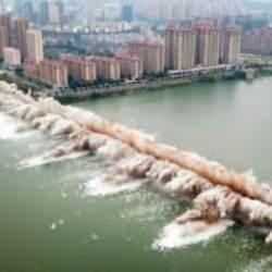 &Ccedil;in'de 1057 metre uzunluğundaki tarihi k&ouml;pr&uuml; b&ouml;yle yıkıldı!