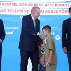Cumhurbaşkanı Erdoğan'dan yanına gelen çocuğa uyarı! Harçlığı kapıp sarıldı