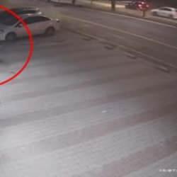 Direksiyon hakimiyetini kaybeden ara&ccedil; az kalsın yayaları eziyordu! İşte korku dolu o anlar