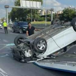 Fatih'te korkutan kaza: Bariyerlere çarpıp, takla attı