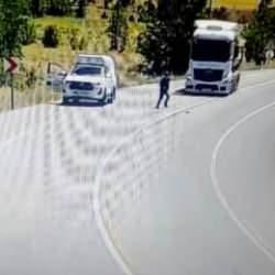 Feci kaza anı! Yaralı serçeyi kurtarmak isteyen sürücüye kamyon çarptı