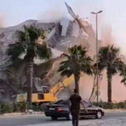 Hatay’da 9 katlı bina iş makinesinin darbesiyle yerle bir oldu