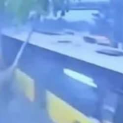 İETT otobüsü ortalığı savaş alanına çevirdi! Kaza anı güvenlik kamerasına böyle yansıdı