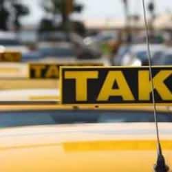 İstanbul'da taksiciler yeni tarife için cihazlarını istasyonlarda güncelletiyor