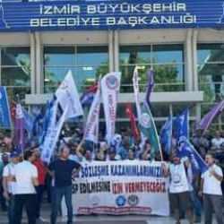 İzmir'de iş bırakan memurlar CHP İl Başkanlığına yürüdü