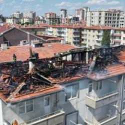 Kayseri'de 3 katlı binanın çatısı yandı